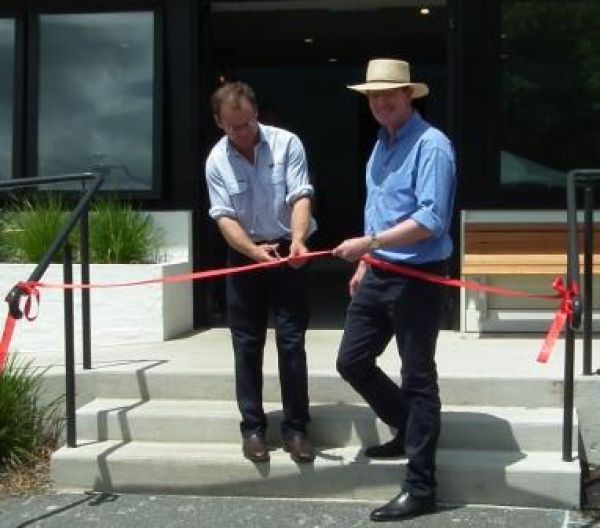 AL + Andrew Gee cutting the ribbon